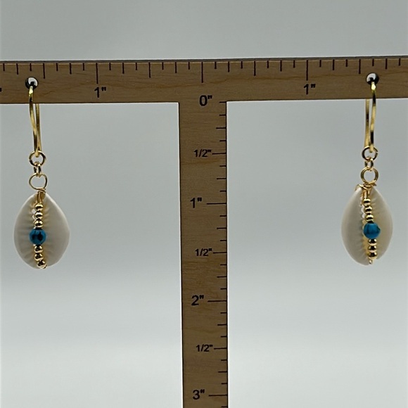 2352- Handmade Shell Dangle Earrings NWT - Picture 5 of 5